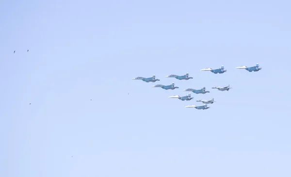 Zeremonienflug im Himmel über Moskau — Stockfoto