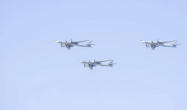 Aviación de vuelo ceremonial en el cielo sobre Moscú — Foto de Stock