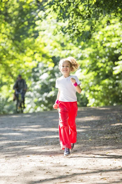 Little girl running in park — Stock Photo, Image