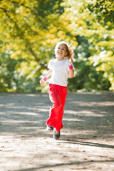 Petite fille courant dans le parc — Photo