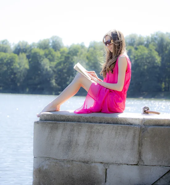 Chica leyendo un libro en efecto de película de parque — Foto de Stock