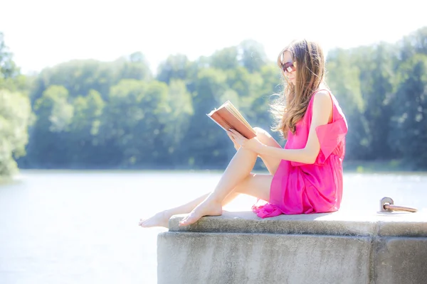 Chica leyendo un libro en efecto de película de parque — Foto de Stock
