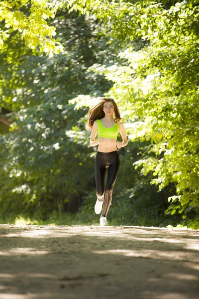 Deportes chica corre en parque efecto películas — Foto de Stock