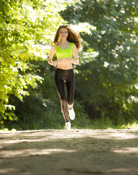 Deportes chica corre en parque efecto películas —  Fotos de Stock