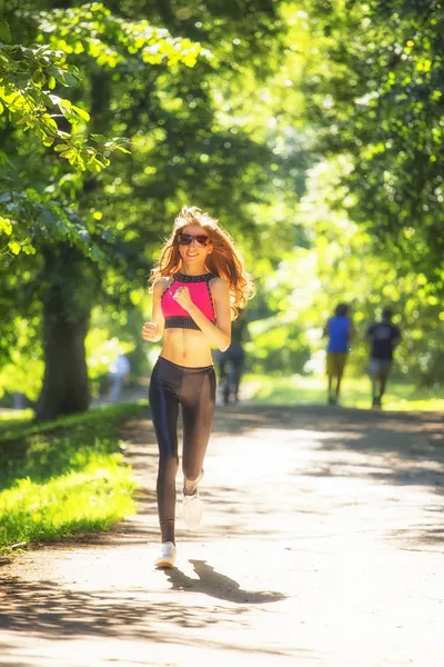 Deportes chica corre en parque efecto películas — Foto de Stock