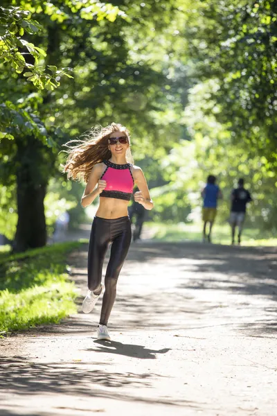 Sportlerin läuft in Park-Effekt-Filmen — Stockfoto