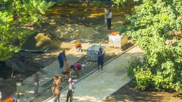 Pavimentación en el parque — Vídeo de stock