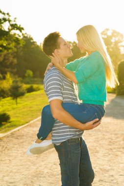 Aşıklar parkında yürüyen güzel genç çift