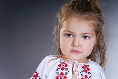 Ukrayna elbisesi içinde güzel bir kız.