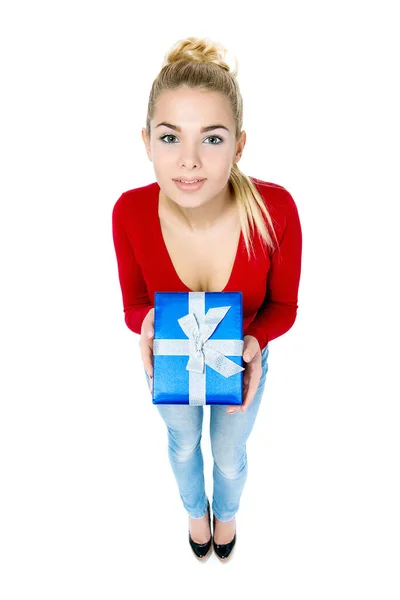 Schöne Blonde Mädchen Mit Blauem Geschenkkarton Isoliert Auf Weißem Hintergrund — Stockfoto