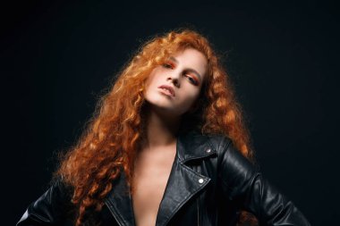 Kızıl saçlı, esmer, güzel ve seksi bir kadın.