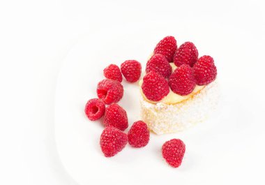 Beyaz arka planda izole edilmiş, toz şeker ve çilekli kek.