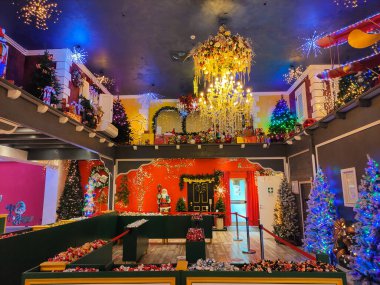 VETRALLA, İTALYA - 17 Eylül 2021: Vetralla 'daki güzel Noel dükkanının parıltılı ve sihirli iç mekanı, Lazio, İtalya