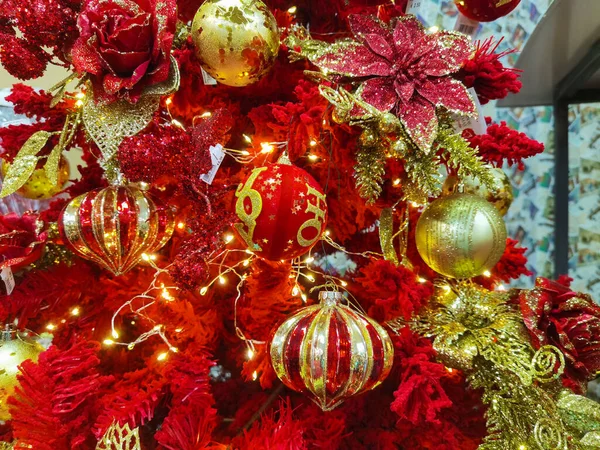 Aosta Itália Dezembro 2018 Detalhes Árvore Natal Vermelha Tradicional Com — Fotografia de Stock