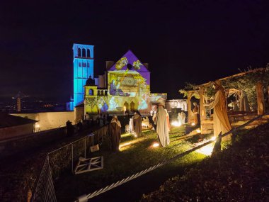 ASSISI, İtalya - 9 Aralık 2021: Umbria, İtalya 'da Noel zamanı Assisi' li Sain Francis 'in meşhur doğum sahnesinin görüntüsü