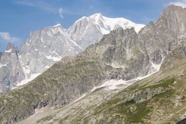 Yaz mevsiminde İtalyan Alpleri manzarası, Aosta Vadisi