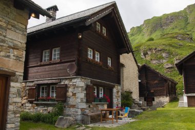 RIALE, İtalya - 18 Temmuz 2021: Temmuz 'un yaz günü Piedmont' ta Riale Walser köyünün manzarası