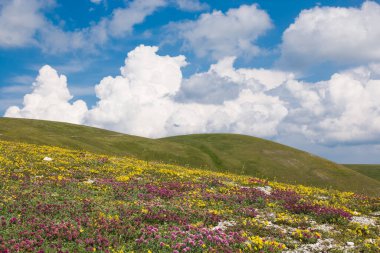 Umbria dağlarında bahar mevsimi mavi gökyüzü ve bulutlarla