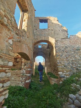 STAZANO VECCHIA, İTALYA - 23 Şubat 2022: Lazio 'daki deprem sonucu yıkılan Stazzano Vecchia köyünün eski kalıntıları