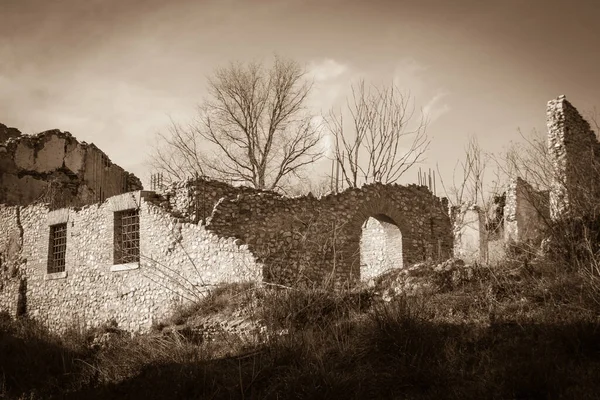 Lazio, İtalya 'daki Stazzano Vecchia köyünün eski harabelerinin manzarası