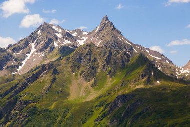İtalya 'nın Piedmont şehrinde yaz günü Val Formazza' nın yüksek Alpler manzarası