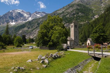 MACUGNAGA, ITALY - 23 Temmuz 2021: Piedmont 'ta güneşli bir Temmuz gününde Macugnaga' nın cennet gibi dağlık köyünün manzarası