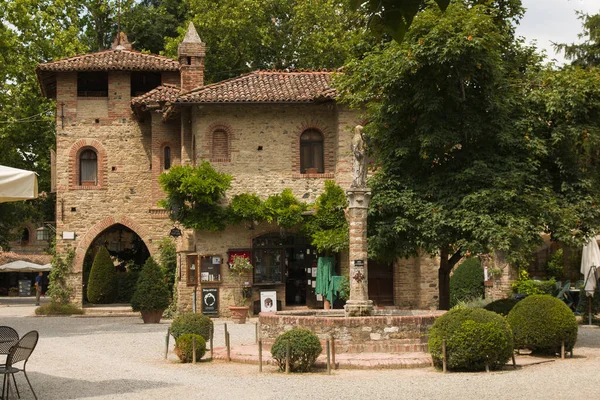 GRAZZANO VISCONTI - 19 Temmuz 2021: Piacenza ili, Grazzano Visconti, Emilia Romagna, İtalya