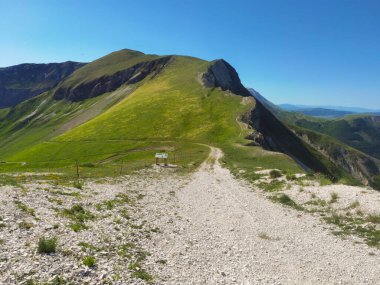 Monti Sibillini Ulusal Parkı 'ndaki Passo Cattivo yolu, Marche, İtalya
