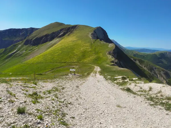 Monti Sibillini Ulusal Parkı 'ndaki Passo Cattivo yolu, Marche, İtalya