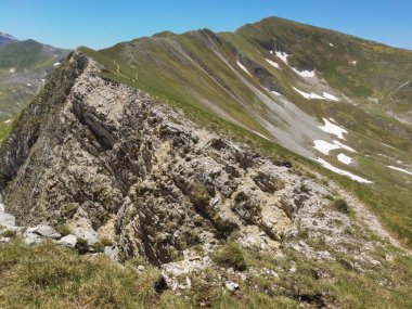 İtalya 'nın orta kesimindeki kayalık dağın zirvesine bakın.
