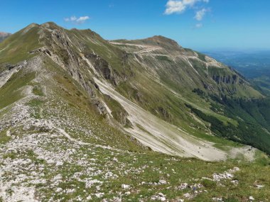 Monti Sibillini Ulusal Parkı 'nın arka planında Sibilla Dağı ile yüksek tepe manzarası