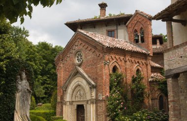 Grazzano Visconti 'nin merkezindeki gotik kilise manzarası Emilia-Romagna' da küçük bir kasaba.
