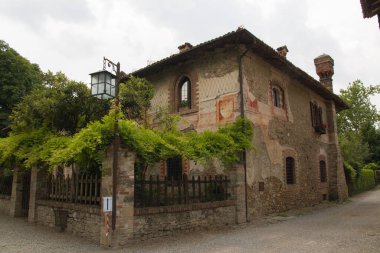 GRAZZANO VISCONTI, ITALY - 18 Temmuz 2021: 900 'lerin başında Piacenza, İtalya' da Giuseppe Visconti Dükü tarafından kurulan bir ortaçağ köyü olan Grazzano Visconti 'nin manzarası