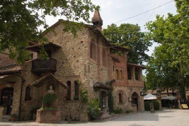 GRAZZANO VISCONTI, İtalya - 17 Temmuz 2021: İtalya 'nın Emilia Romagna kentindeki Grazzano Visconti' nin tarihi merkezi