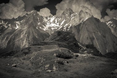 Siyah beyaz manzaralı yüksek dağların manzarası
