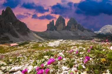 Gün batımında Lavaredo 'nun Üç Tepesi' nin inanılmaz manzarası. Ulusal Park Tre Cime di Lavaredo, Dolomite Alpleri, Trentino Alto Adige bölgesi, Sudtirol, Dolomites, İtalya