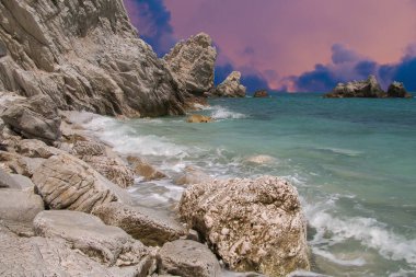 Günbatımında Spiaggia delle due sorelle adlı Sorelle sahilinin muhteşem manzarası, Riviera del Conero Numana Marche Ancona adriyatik denizi İtalya