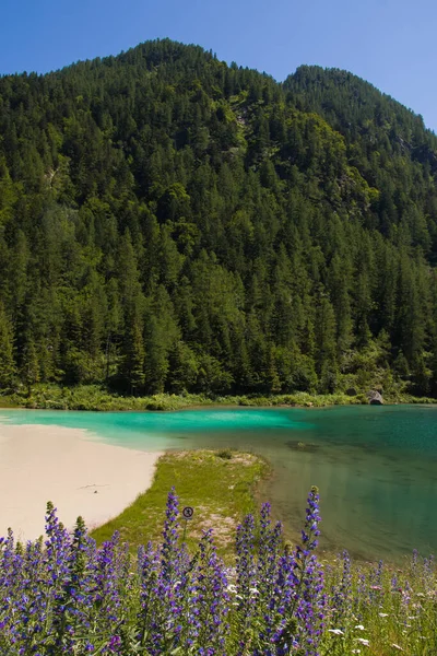 Вид Красивое Озеро Изумрудной Водой Италии — стоковое фото