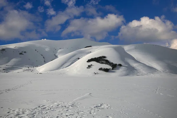 Καταπληκτικό Χειμερινό Τοπίο Χιονισμένα Βουνά Και Γαλάζιο Ουρανό — Φωτογραφία Αρχείου
