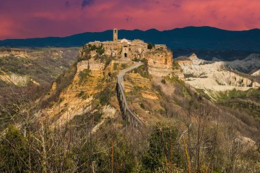 Günbatımında Civita di Bagnoregio manzarası, İtalya 'nın pitoresk bir tepe köyü, Roma' dan İtalya 'ya popüler bir günlük gezi yeridir.