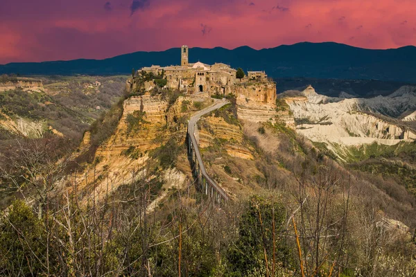 Widok Civita Bagnoregio Podczas Zachodu Słońca Malowniczą Wioskę Wzgórzu Włoszech — Zdjęcie stockowe