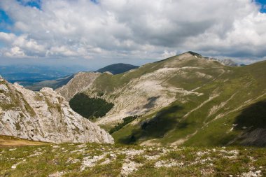 İtalya 'nın Marche bölgesinde temmuz ayının yaz günü bulutlu Monte Bove vadisine panoramik manzara