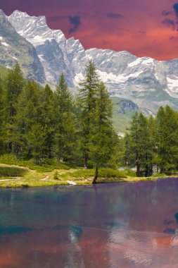 Yaz günbatımında mavi göl manzarası inanılmaz. Arka planda Matterhorn Massif, Aosta Vadisi, İtalya.