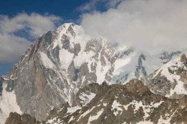 Pointe Helbronner zirvesi Mont Blanc 'ın tepesinde bulutlarla kaplıydı.