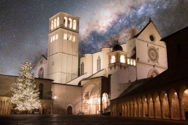 İtalya, Umbria 'da Noel gecesi Assisi' li Aziz Francis Bazilikası 'nın ünlü görüntüsü