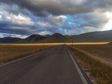 Yaz mevsiminde dağların arasındaki yol manzarası