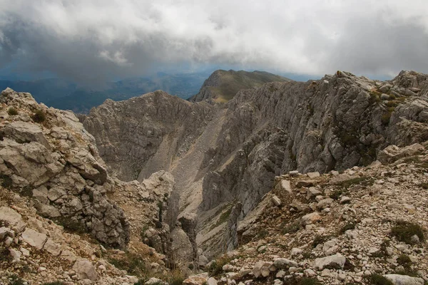 Vista Cume Montanha Sirente Com Nuvens Temporada Verão Abruzzo Itália — Fotografia de Stock
