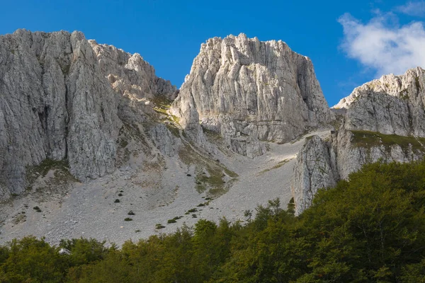 Bela Vista Montanha Rochosa Sirente Abruzzo Contra Céu Azul — Fotografia de Stock