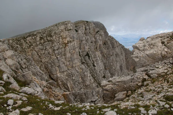 Vista Del Pico Rocoso Salvaje Del Monte Sirente Abruzzo Cubierto —  Fotos de Stock