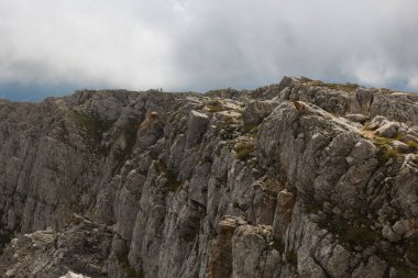 İtalya 'nın Abruzzo bölgesinde Sirente dağının eteklerinde bulutlarla yürüyorum.